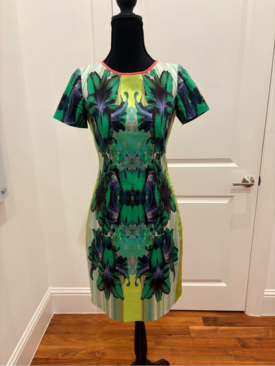 Elie Tahari Dresses & Skirts - Elie Tahari  Green Floral Sheath Dress - Women Size 2